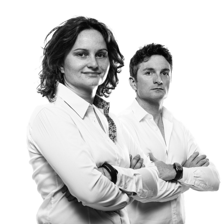 Due professionisti in camicia bianca con braccia incrociate, team tecnico pronto a supportare progettazione e realizzazione di mock-up personalizzati per imprese e studi di progettazione.